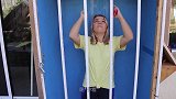 小伙自制小型“牢笼”，破解门上的锁就能出来，网友：真会玩！