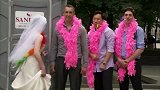 国外恶搞：这一招障眼法，路人都惊呆了！