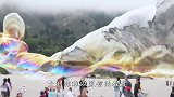 国外肥皂泡泡新玩法，用其将汽车包裹，结果你猜怎么着？