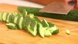 超简单的拍黄瓜做法，用了几十年了，又脆又好吃，上桌家人爱吃