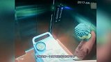 服务员上菜是居然有这种事，你的菜有吗？监控拍下全过程