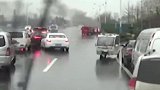 当消防车遇到堵车，前面汽车的做法，完美展示了中国素质