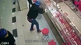 几个男子进店打劫，遇见这种玻璃，男子想哭