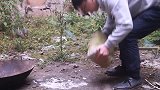 农村小伙用一斤米, 做出一只香喷喷的熏鸡