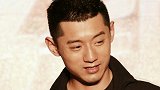 被曝室内抽烟一烟不离手在店内吞云吐雾