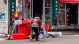 贵州 石念慈 曾经的大学生篮球明星，为了生计，也没忘梦想！加油！