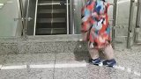 弟弟得知哥哥要回来，半夜不睡觉来到地铁口迎接哥哥