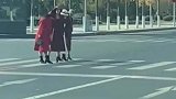 一大把年纪毫无敬畏之心！斑马线是这么用吗？