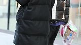 小姐姐的超大衣兜，应该装了很多好东西