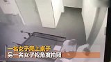 尴尬！两女子乒乓球桌上玩自拍 体重超支压塌桌子被“打脸”