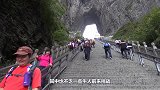 牛人开路虎挑战天门山，直接冲上999阶天梯，实在是太惊险了！