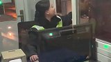 静静看着这个制服小姐姐，她真的很美