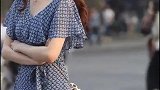 街头遇到的小姐姐，这动作太撩人了，咱也不敢问有没有男朋友！