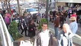 伪装成植物在路边吓路人，路人非常惊讶