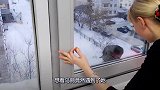 乌鸦来到女子窗户外面躲雪，女子的举动非常有爱，画面令人暖心