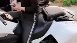 好霸气的美女骑士，看完她们的摩托车，不敢和她们说话了
