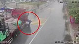 多亏戴好了头盔！监拍骑行者随意变道和大货车碰撞死里逃生