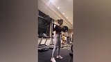 妹子这深蹲很硬核 其实身材已经相当好了