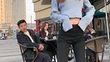 女朋友在旁边还敢看别的妹子，小哥哥回去要跪榴莲了！