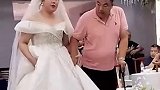 腿脚不便的父亲拄着拐杖坚持上台，只为护送女儿出嫁。再大也是爸爸的娃 父亲 感人一幕