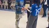 幸福！赛后居莱尔女友为他送来蛋糕庆祝生日