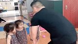 为了锻炼三胞胎女儿，爸爸整天在家给她们军训，真是没谁了！