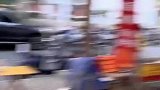 大妈们在路边敲鼓，店主一看神预言