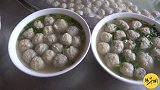 菏泽大姨26年只卖一碗汤，三种肉丸10块钱，每天能赚三千块！