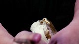 大白兔奶糖砸榴莲，一砸一个小朋友！