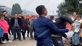 新郎太会玩了，结婚当天竟然和朋友一起跳舞，这让新娘情何以堪？