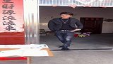 孩子报复爸爸，打大蚊子