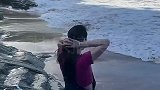 女生在海边拍美照，被海浪拍倒差点被冲走！