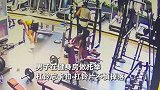 健身男子杠铃忘卡扣，杠铃片接连掉落砸到旁边男子：甲床四分五裂