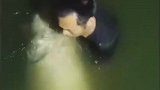 男子钓到巨型青鱼却拉不上来，为防止逃跑跳下河捞鱼