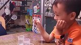 小宝宝发现妈妈在看着自己，接下来的小表情好逗啊