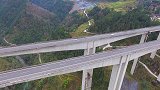 实拍贵州高速，横跨两座大山，给人民带来了极大的方便，感谢祖国