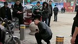 严禁摆摊的地段，摊贩们却屡教不改，监管部门只能出此下策！