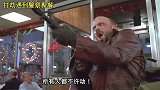 警察在吃饭，有劫匪来打劫