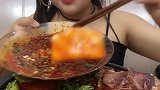 大半夜的吃麻辣烫，这魔性的笑声都睡不着了