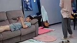 妻子叫老公洗澡一动不动，一见妻子拿起扫帚立马跑得飞快
