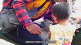 小猴子母爱泛滥，抱住小女孩就不撒手，孩子蒙了