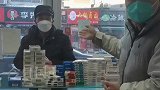 大爷康复后到药店捐药，还贴心地把退烧药都剪开