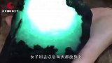 女子偶然捡到块漂亮石头，老者让其赶快扔掉，女子乐了！