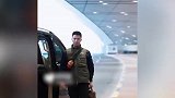 胡军与17岁儿子现身机场，康康继承爸爸硬汉气质一身正气，和爸爸一样高了