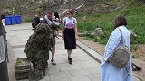 美女跟男友牵手逛街，遭整蛊被吓，二人动作神同步！