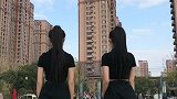 双胞胎姐妹广场尬舞，真是分不出来哪一个是姐姐