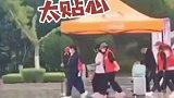 开学遇下雨天怎么解？宁夏一高校学长学姐们为新生撑起超大“雨伞”