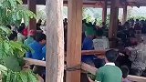 第一次见，一人搬家全村帮忙！网友：这才是真正的搬家！