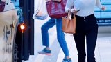 小姐姐疯狂的向我跑来，我该不该去迎接一下呢？