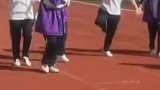 学校运动会为拄拐女生，开单独比赛